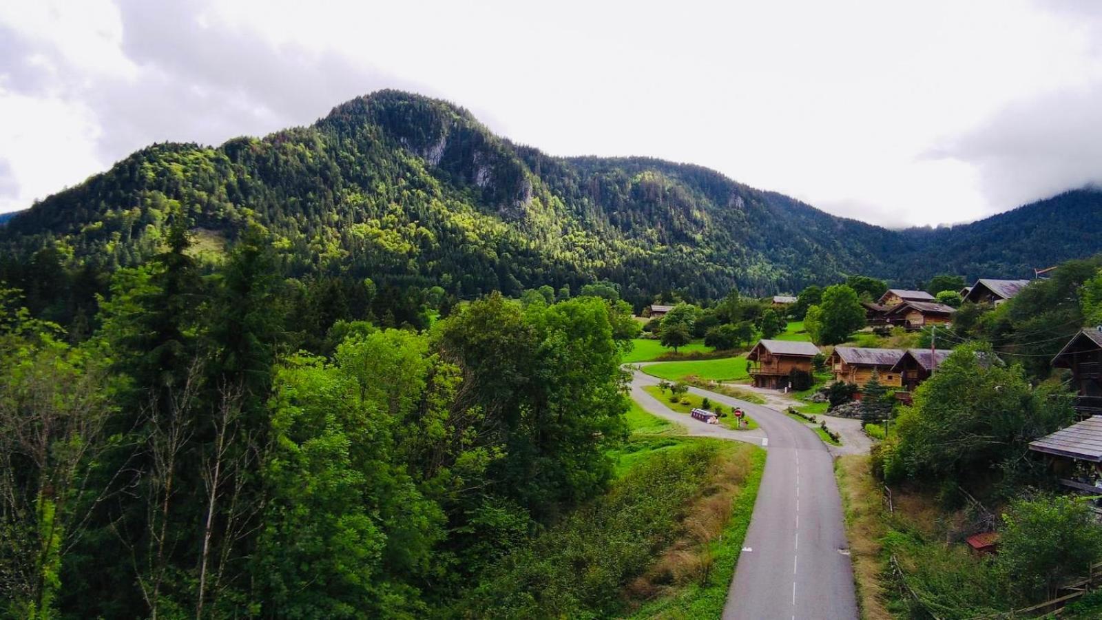 Вилла Chalet Du Bonheur Bonnevaux  Экстерьер фото